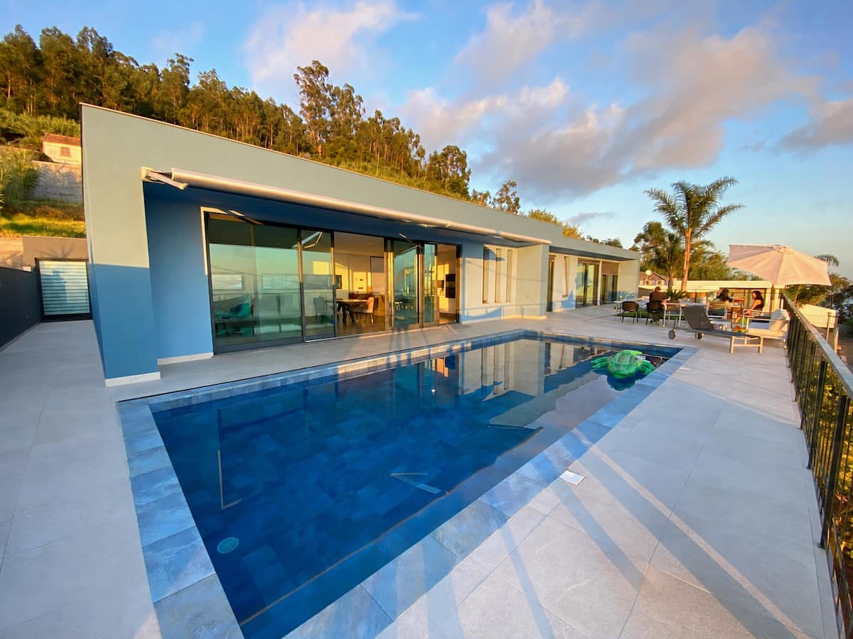 Mountain Ocean Mood: piscina e terraço da moradia