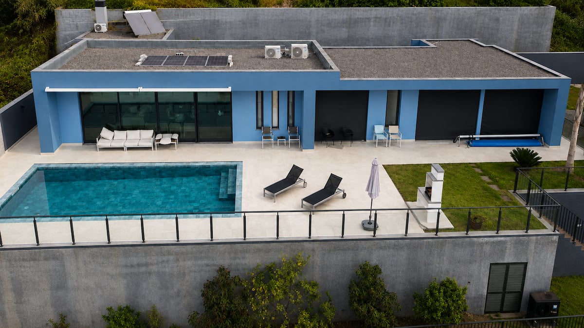 Vista aérea da moradia com piscina e jardim