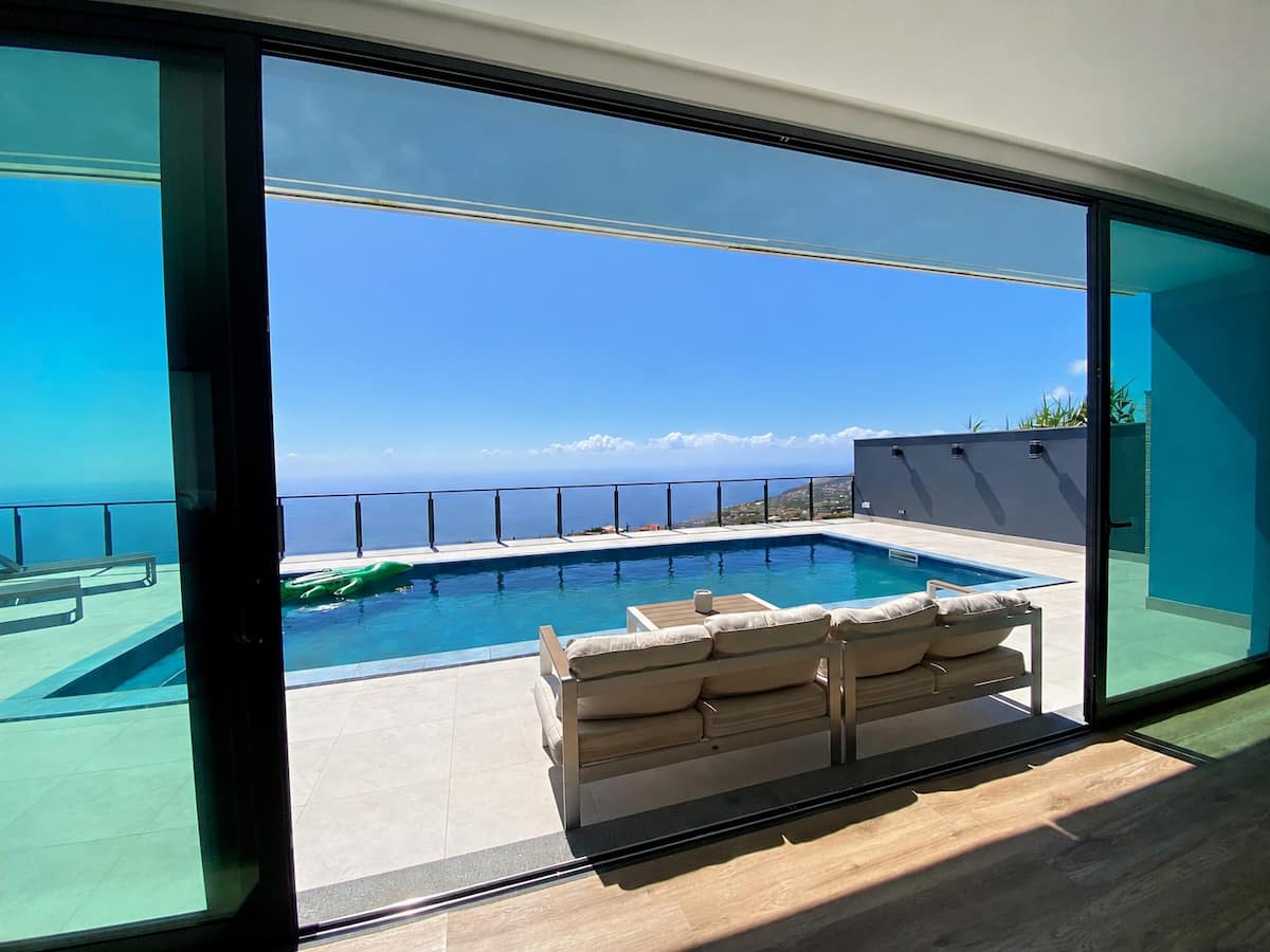 Vista da sala para a piscina e o oceano